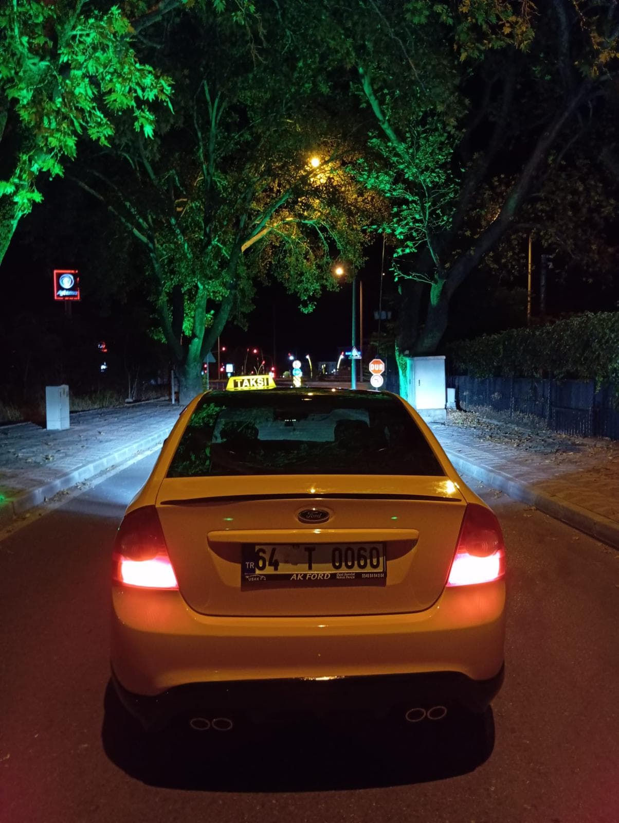 Uşak Taksi Bul — gece Uşak sokaklarında taksi