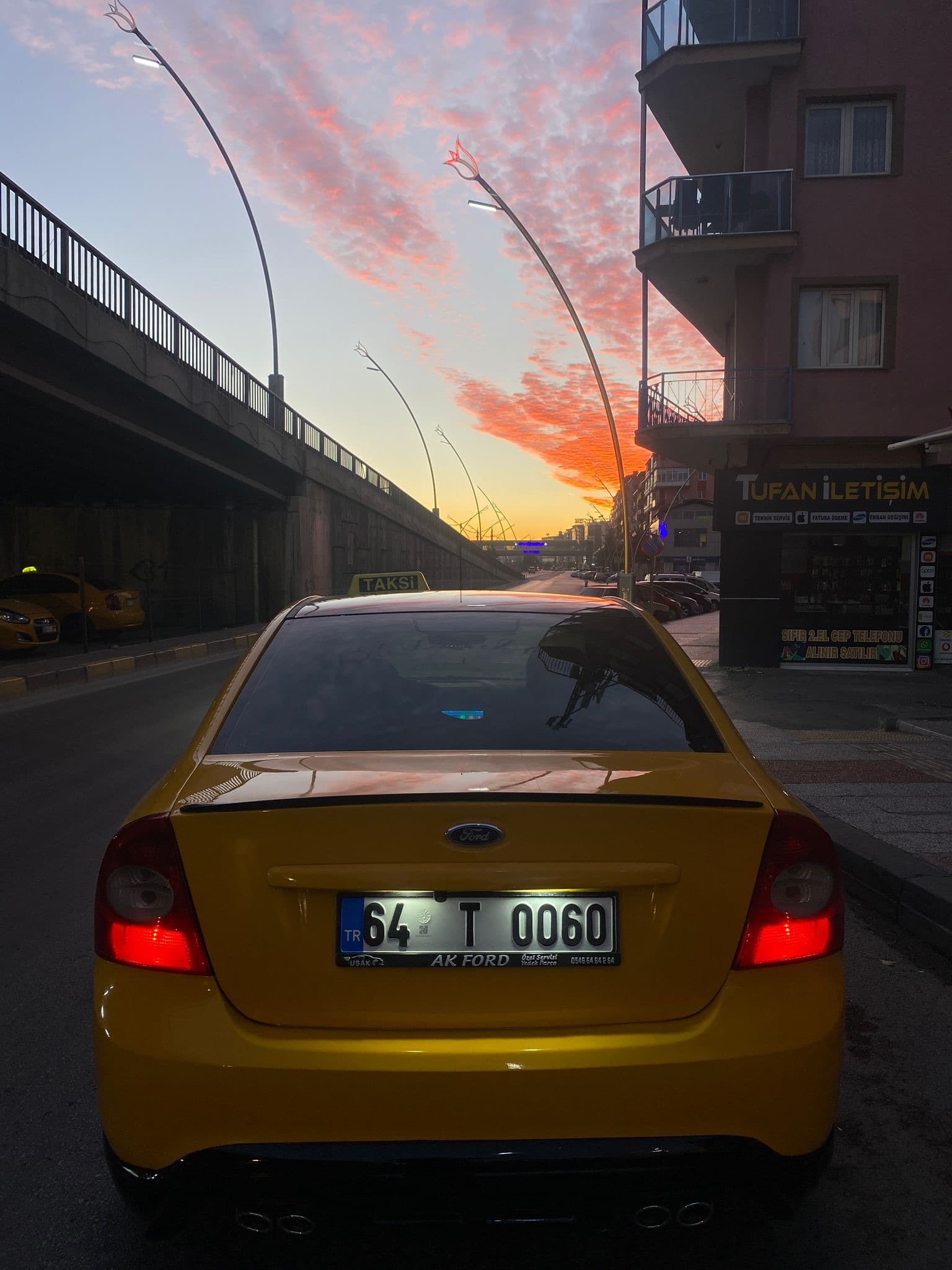 Uşak Taksi Bul — gün batımında Uşak merkezde taksi
